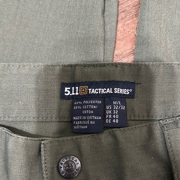 Men's Green Cargo Pants - Picture 6 of 9